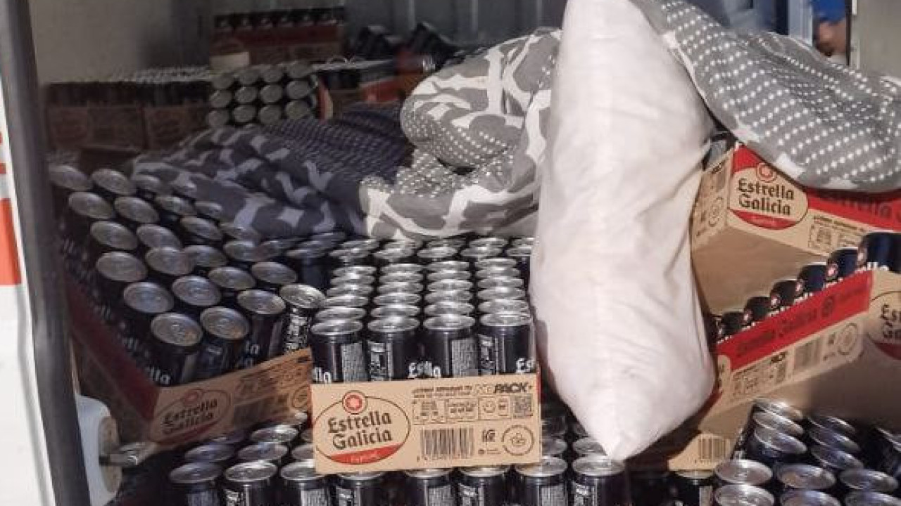 Hombre roba más de 4.000 latas de cerveza y se escapa en furgoneta en España