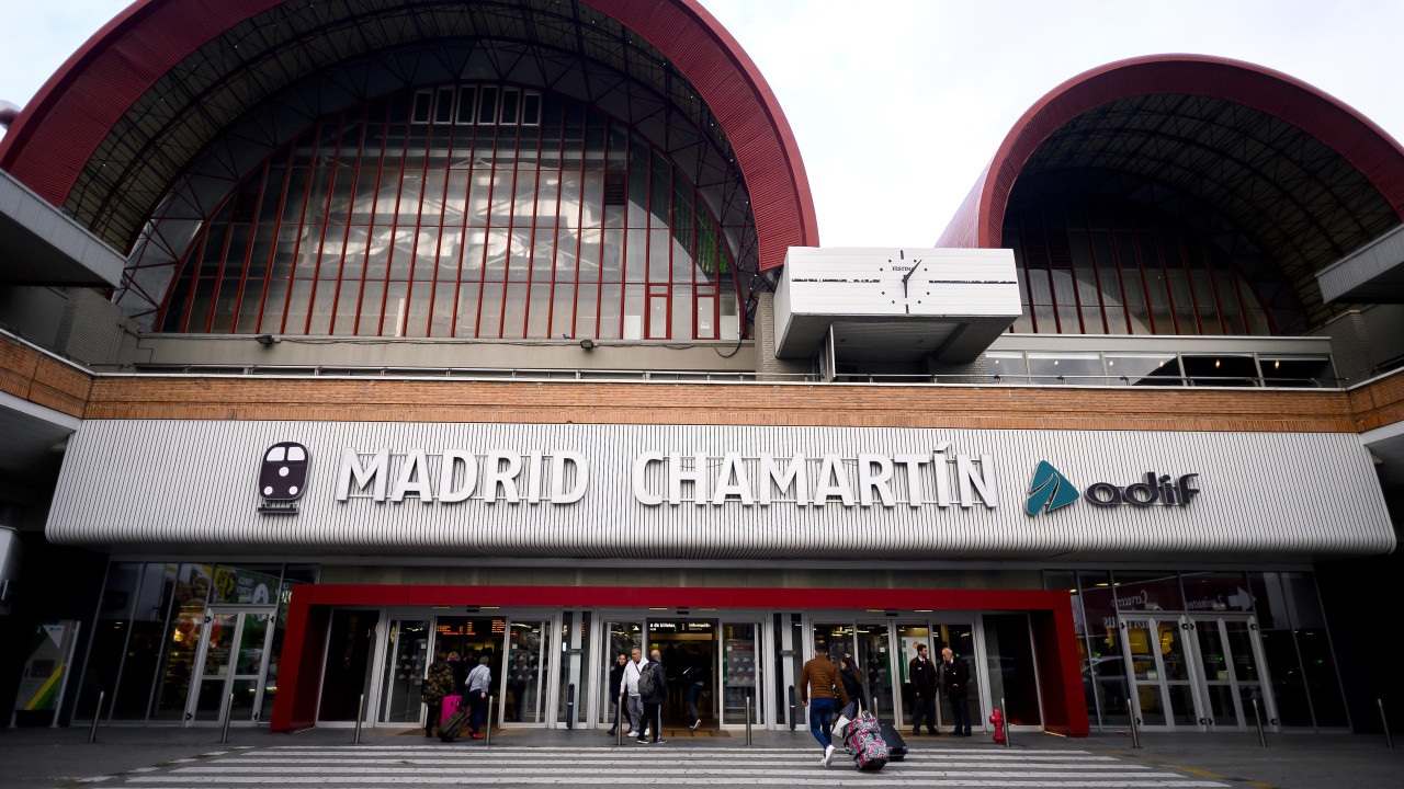 "Vieron la cabeza".  La policía ayuda a una joven a dar a luz en la estación de Madrid