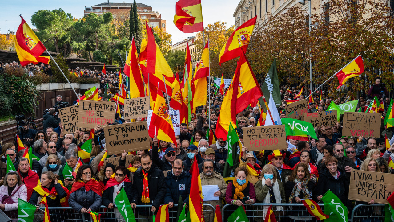 España.  Un policía suspendido un año por prestar seguridad en Vox