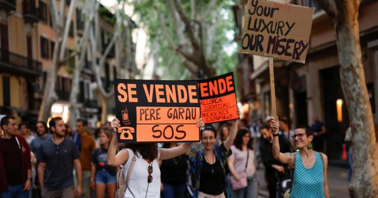 “Mallorca no está en venta”: miles de manifestantes en Palma contra el sobreturismo