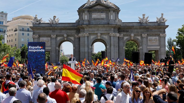Miles con banderas de España y de la UE en el PP protestan contra la amnistía