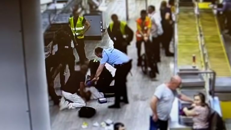 Pasajero revivió tras sentirse mal en el aeropuerto español.  hay imagenes