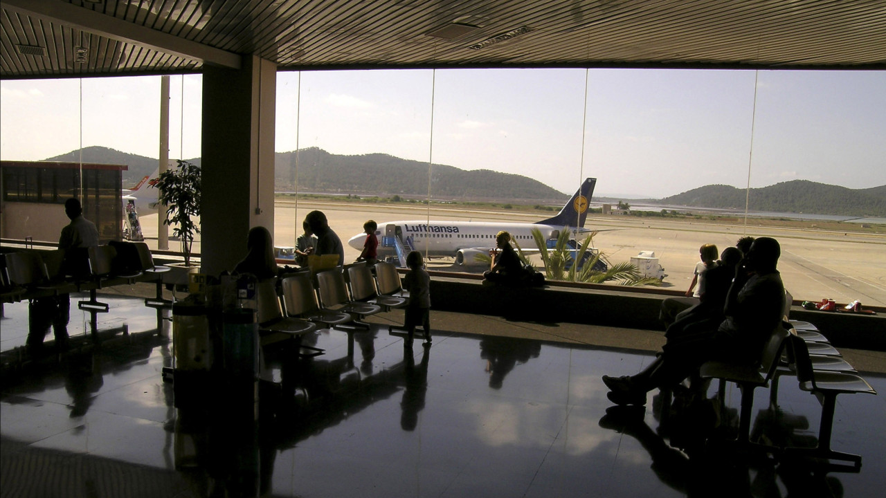 Amenaza de bomba en un avión cerró el aeropuerto de Ibiza.  hombre detenido