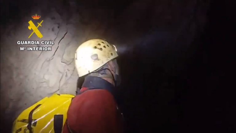 Después de 40 horas, los espeleólogos que desaparecieron en una cueva fueron encontrados «ilesos»