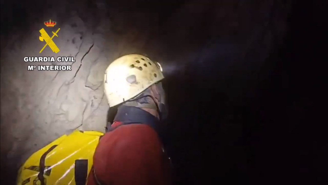 Después de 40 horas, los espeleólogos que desaparecieron en una cueva fueron encontrados "ilesos"