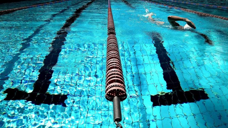 Muere una niña de cuatro años durante una clase de natación en España