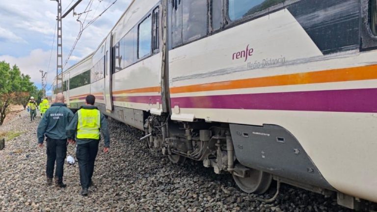 El mal tiempo provoca el descarrilamiento de un tren en España.  Hay gente herida