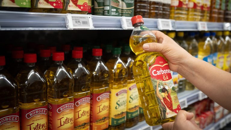 España extiende los alimentos sin IVA hasta septiembre e incluye el aceite de oliva como parte de la medida