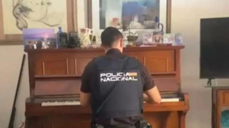 La policía toca el piano para calmar a una anciana que sufrió un intento de robo