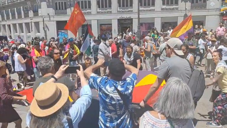 Manifestantes envuelven el muñeco de Felipe VI en bandera republicana