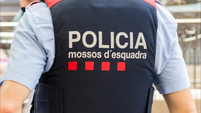 Mujer muere al caer desde un 5º piso en Barcelona.  Compañero fue detenido