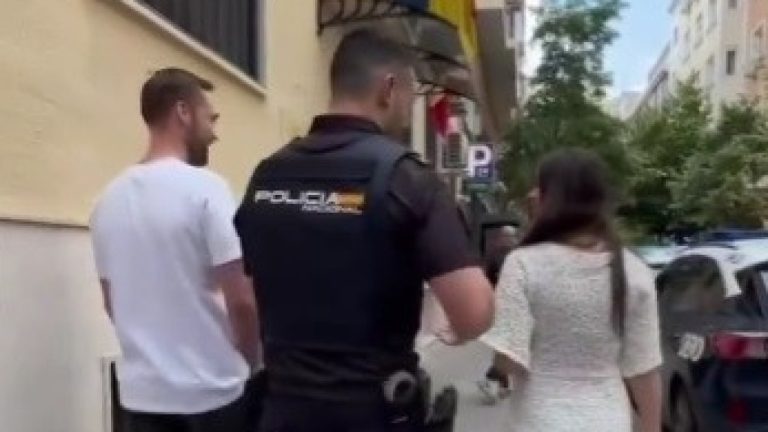 Policía en pijama salva a un hombre tras escuchar gritar a una mujer embarazada