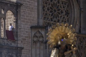 Rapero se cuela en la Catedral de Valencia para rodar vídeo musical