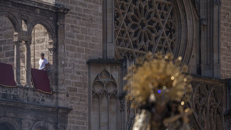 Rapero se cuela en la Catedral de Valencia para rodar vídeo musical