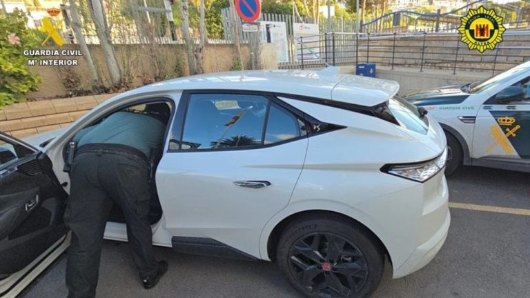 Roban un coche de 40.000€ en Italia… que aparece aparcado en España