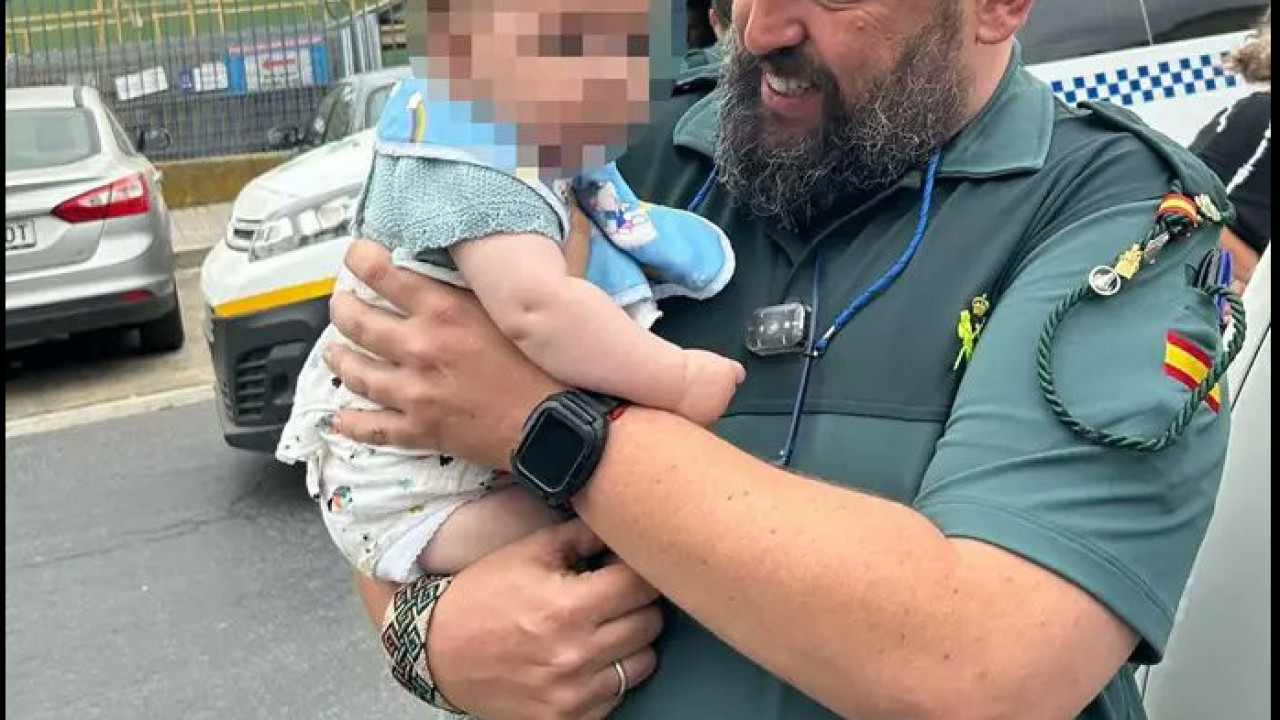 "Sano y salvo".  La policía española salva a un bebé después de que el coche se cerrara