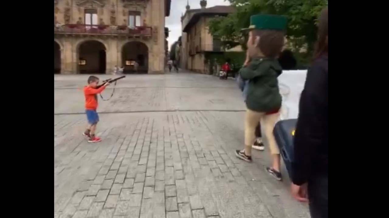 Un niño apunta con un arma falsa a la 'cabeza' de la Guardia Civil durante una manifestación