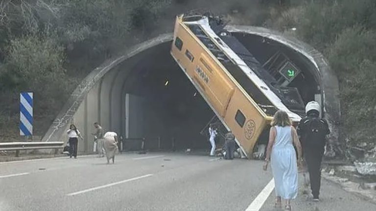 Autobús vuelca en un túnel de Barcelona.  Varios pasajeros detenidos