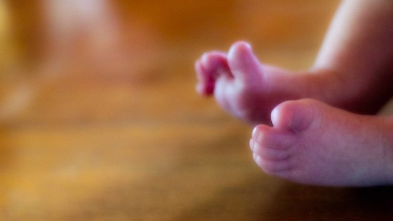 Bebé de tres meses muere días después de ser atacado por su padre en España