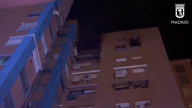 Dos muertos y nueve heridos en un incendio en un piso de Madrid