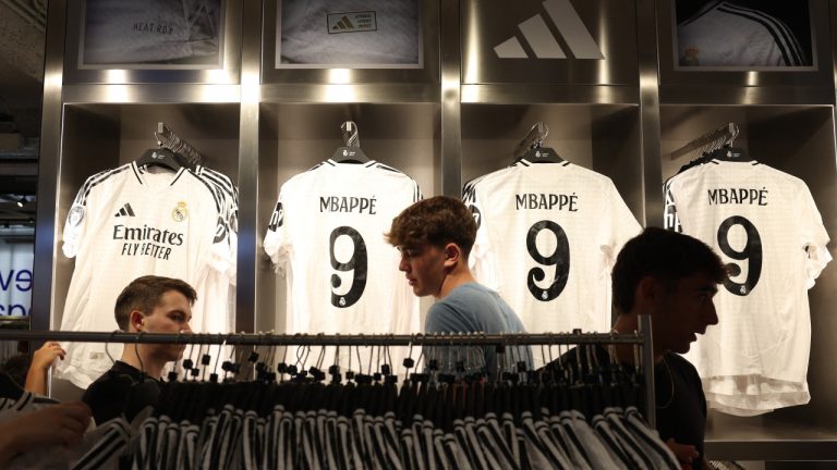 El Real Madrid puso a la venta las camisetas de Mbappé y se desató la ‘locura’