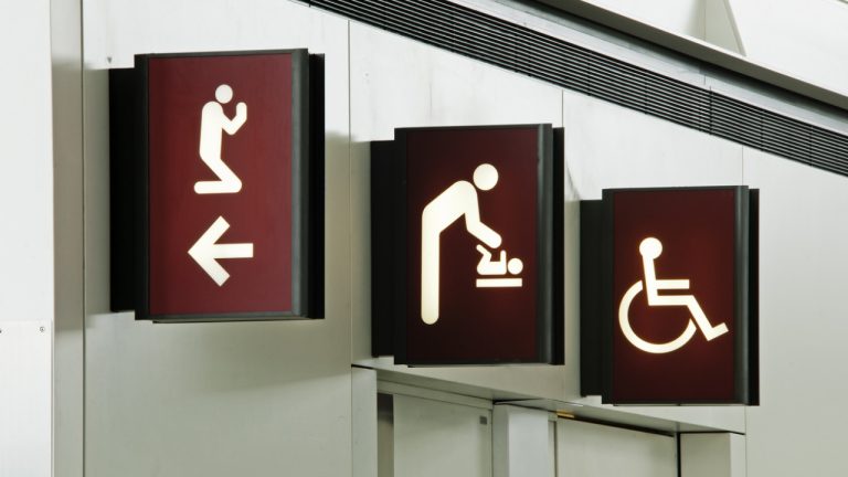 En esta localidad de Ibiza todos los baños de hombres cuentan con cambiador de bebés