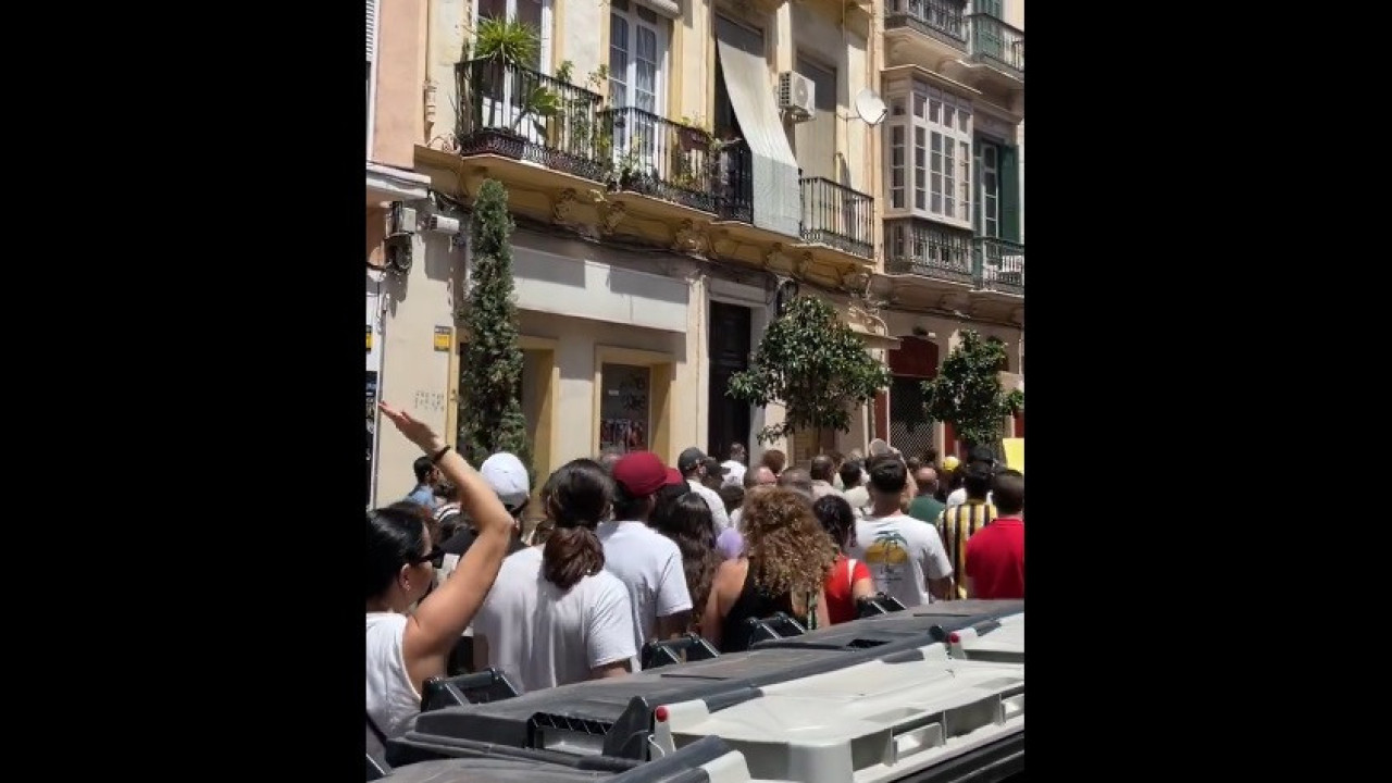 "Eso es por lo que luchamos".  Miles de personas salen a las calles en Málaga contra el turismo