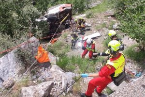 España.  Siete niños heridos al caer un autobús desde 15 metros