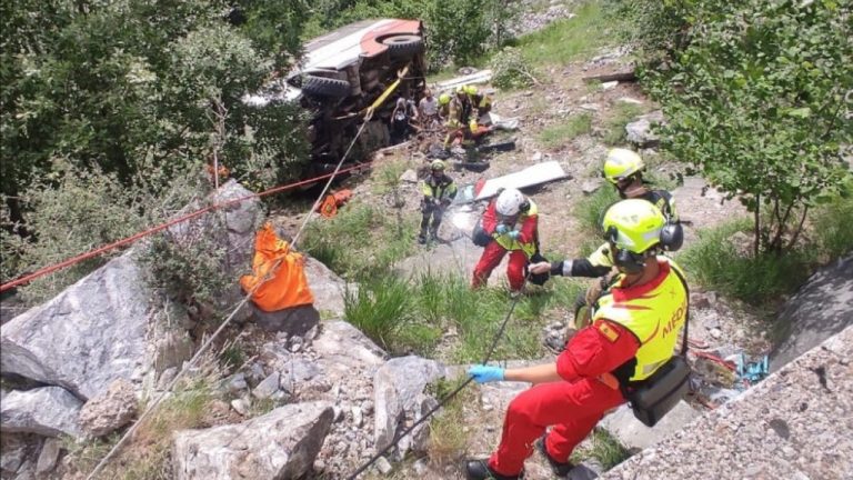 España.  Siete niños heridos al caer un autobús desde 15 metros