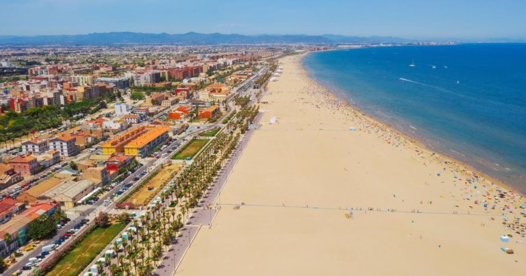 España: tres playas cerradas en Valencia tras una contaminación por petróleo de origen aún desconocido