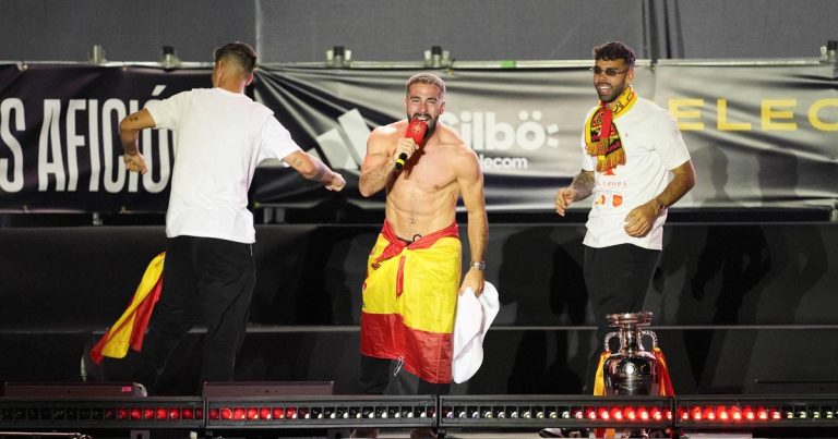 Euro 2024: Carvajal sin camiseta, maestro de ceremonias de Morata, cantante de Cucurella… Las celebraciones de España tras su coronación