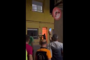 Toro con fuego en los cuernos entra a casa durante fiesta en España