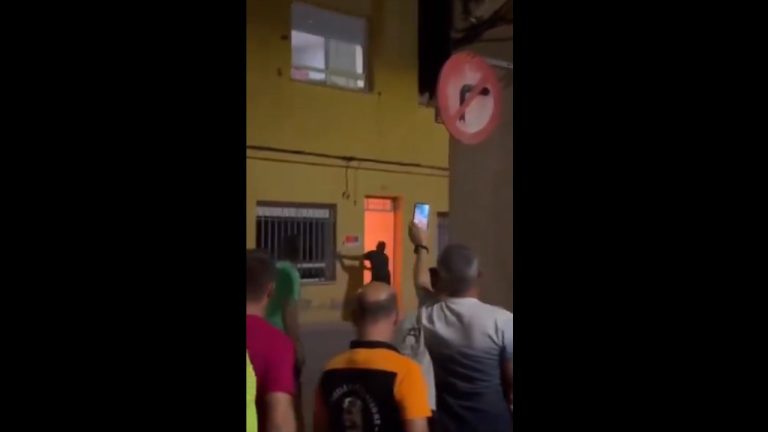 Toro con fuego en los cuernos entra a casa durante fiesta en España