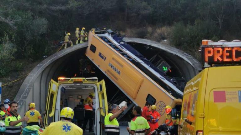 Tres personas en estado crítico tras un accidente de autobús en Barcelona
