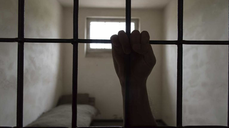 Un preso muere tras quemar un colchón en su celda de Salamanca