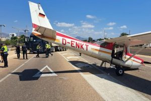 Avión se queda sin combustible y choca con un camión en la carretera española